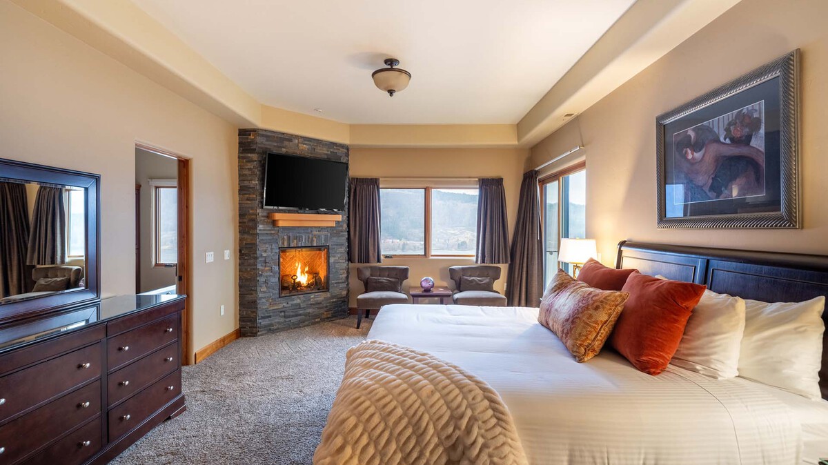 Image showcasing 2 Bedroom Penthouse Suite | Columbia Cliff Villas