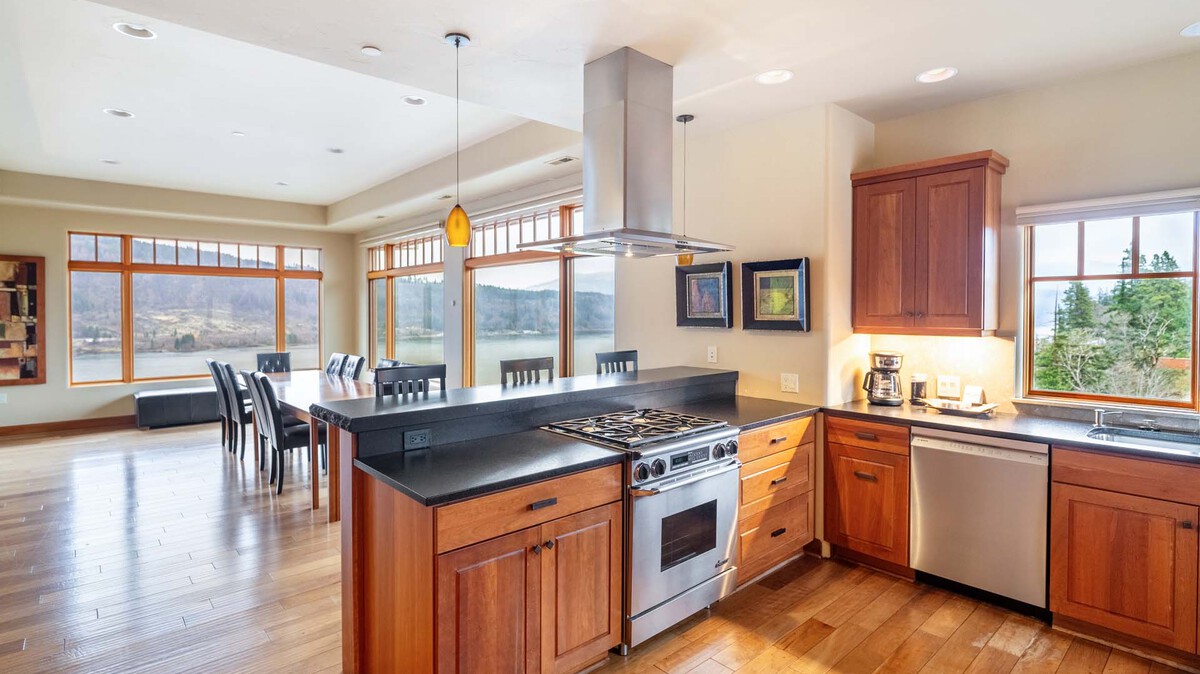 2 Bedroom Penthouse Suite | Columbia Cliff Villas