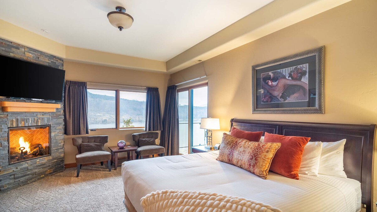 2 Bedroom Penthouse Suite | Columbia Cliff Villas
